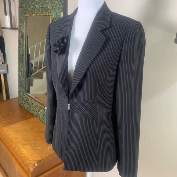 Tahari ASL Size 8 Flower Brooch Pinstripe Blazer Jacket Black White Career - Picture 4 of 15